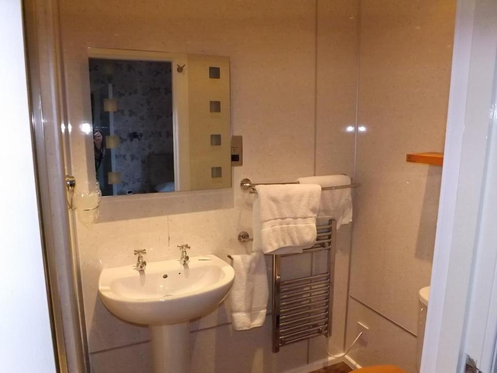 Almond Villa Guest House Пърт Стая снимка